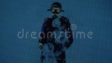 潜水人员在潜水训练课上吹水<strong>泡面</strong>罩